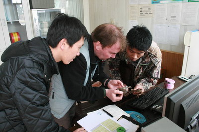 瑞典鸟类学者布·彼得森与高峰环志站合作开展鸟类性别鉴定研究